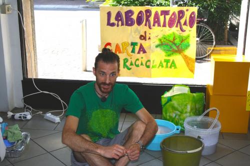 Laboratorio carta riciclata - casa per la pace